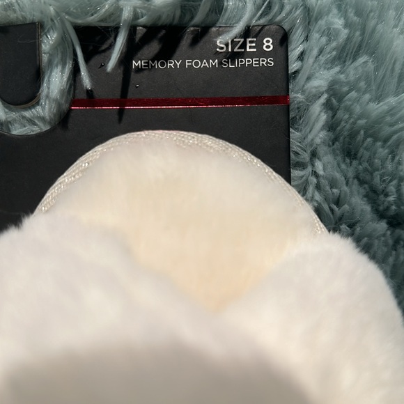 NWT Marilyn Munroe Memory Foam Slippers encrusted with Faux Pearls on one strap. - Picture 4 of 5